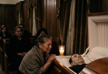 Justo en el funeral, la madre abrió el ataúd para mirar a su hijo por última vez, pero todos quedaron impactados al ver esto…