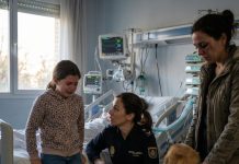 La pequeña lloró y le dijo a su madre: “Él prometió que no iba a hacer daño”. La madre la llevó al hospital, y luego el perro policía descubrió la verdad impactante…