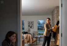 “Mom, I have a fever… can I stay home from school today?” the little girl asked. Her mother felt her forehead and agreed to let her stay. Around noon, the girl heard a key turning in the door. Peeking out from her room, she saw her aunt come in and quietly slip something into her mother’s coat pocket. Before leaving, the aunt spoke on the phone and said, “Everything’s taken care of. She can call the police tonight. That idiot won’t suspect a thing.”