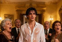 Mi madrastra me echó agua en la cara delante de todos y gritó: “¡No eres de la familia!”. Ni siquiera me habían invitado al cumpleaños de mi padre, pero simplemente sonreí y dije: “Te arrepentirás”. Momentos después, cuando el multimillonario inversor de mi padre entró por la puerta y me llamó por mi nombre, todos los rostros de la sala palidecieron; ¡el silencio era ensordecedor…!