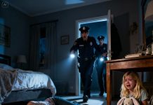Una niña desencantada llamó a la policía: «Mi papá y su amigo están borrachos… ¡se lo están haciendo a mamá otra vez!». Cuando la policía llegó minutos después, lo que encontraron dentro los dejó paralizados de horror…
