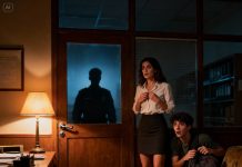 “Esta noche a las 9… Ven a mi oficina para obtener puntos extra…” — dijo la profesora, madre soltera, después de reprobar mi examen…