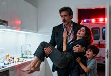 El CEO multimillonario marcó el número para despedir a un empleado cercano con una voz fría: “Mañana no necesitas venir a la empresa.” Pero al otro lado de la línea no era ese empleado, sino la voz temblorosa de un niño pequeño: “Señor… ¿puede venir a ayudar a mi mamá? Ella se cayó y no puede respirar…” El CEO se quedó paralizado, sintiendo cómo su corazón se estrujaba, y cuando corrió a la dirección que el niño le había dicho, la persona que encontró cambió su vida para siempre.