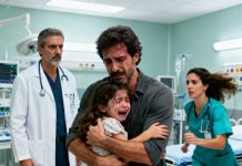 Médico se niega a atender a la hija de un hombre negro porque pensó que el hombre no tenía dinero para pagar. Al día siguiente, perdió su trabajo