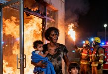 Nadie se atrevió a salvar al hijo del multimillonario en el incendio hasta que una pobre criada negra recogió a su hijo y corrió a salvarlo. Y ese fue el final