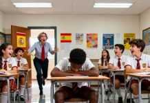 Un pobre niño negro es acosado por usar zapatos rotos. Lo que su maestra descubre sobre él deja a la clase sin palabras..