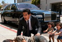 Una mujer sin hogar cayó al suelo al costado del camino, mientras sus hijos gemelos de dos años lloraban desconsoladamente. Y cuando un multimillonario pasó por allí, se sorprendió al descubrir que los niños se parecían mucho a él