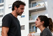 Mi mamá me envió un mensaje: “Cambiamos todas las cerraduras y el código de la puerta. Ya no confiamos en ti”. Le respondí: “Entendido. Buena decisión. Pero olvidaste una cosa”. Luego cancelé el pago de la hipoteca de $4,800 que aún estaba cubriendo, incluso después de que dijeran que mi hermana “se merecía la casa”. Dos días después, su abogado me envió un correo electrónico: “Necesitamos hablar. Urgente”. Nunca respondí. Porque para entonces… todo ya se había derrumbado.