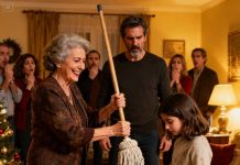 En Nochebuena, mi madre le dio a mi hija un trapeador sucio delante de veinte invitados y mi esposa. “Aquí comen gratis, así que empiecen a limpiar”, dijo con una sonrisa triunfal. La hija de mi hermana intervino: “Eso es justo lo que te mereces, Sophia”. Esa noche, hicimos las maletas y nos fuimos. Pero lo que hice al día siguiente puso a toda la familia patas arriba…