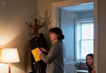 “Mom, I have a fever… can I stay home from school today?” the little girl asked. Her mother felt her forehead and allowed her to stay home. By noon, the girl heard a key turning in the lock. From her room, she saw her aunt walk in and secretly slip something into her mother’s coat pocket. Before leaving, her aunt spoke on the phone: “I’ve taken care of everything. Tonight the girl can call the police. That fool won’t suspect a thing.”