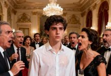 Mi madrastra me echó agua en la cara delante de todos y gritó: “¡No eres de la familia!”. Ni siquiera me habían invitado a la fiesta de cumpleaños de mi padre, pero simplemente sonreí y dije: “Te arrepentirás”. Un momento después, cuando el multimillonario inversor de mi padre entró por la puerta y me llamó, todos los rostros en la sala palidecieron; ¡el silencio era aterrador!