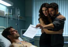 El esposo resultó gravemente herido en un accidente, y su despiadada esposa, junto con su amante, acudió al hospital para obligarlo a firmar el divorcio y obtener su libertad. Tres años después, regresó, provocando que su esposa lo mirara con profundo arrepentimiento..