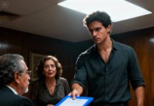 Mi madrastra no me dejó despedirme de mi padre. Se paró frente a la puerta del hospital y dijo fríamente: «No es necesario». Una semana después, justo antes de la lectura del testamento, me volvió a bloquear: «Solo se permite la entrada a los herederos». No protesté. Simplemente le di una carpeta al abogado. Después de hojearla, la miró y dijo: «Quizás quieras sentarte… ahora mismo». La sonrisa de confianza de su rostro desapareció al instante