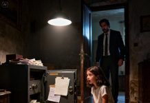 Un millonario abre una caja fuerte para examinar a la hija de su criada, pero lo que encuentra lo deja en shock