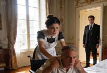 Un multimillonario llega a casa sin avisar… y queda atónito por lo que su criada le está haciendo a su padre..