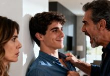 Me estaba preparando para reunirme con un importante inversor cuando mi madre me arrebató las llaves del coche. “¡Tu hermana necesita el coche para su cita en el spa; tiene un concurso de modelos!”. Mi padre me estrelló contra la pared y gritó: “Tu carrera no vale nada. Solo la de ella importa”. Simplemente sonreí. “De acuerdo”. Cancelé la reunión con un solo mensaje de texto. A la mañana siguiente, la empresa de mi padre se declaró en quiebra