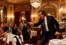 “¡Arrodíllate y límpiame los zapatos ahora mismo!”, le gritó el multimillonario a la camarera negra, pero su respuesta lo dejó atónito