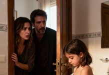 Mi esposo y yo habíamos renunciado a los tratamientos de fertilidad y decidimos adoptar a una niña de cuatro años. Un día, mientras mi esposo la bañaba, de repente lo oí gritar: ¡Entra aquí! ¡Ahora mismo! Corrí al baño y mi esposo dijo con voz temblorosa: ¡Tenemos que llamar a la policía…! En cuanto vi lo que había allí, me quedé sin palabras