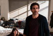 Mi vecino me gritó cuando llegué a casa: “¡Qué ruidoso es tu hogar durante el día!”. “No debería haber nadie en casa”, dije. “¡Oí gritos!”. Al día siguiente, fingí ir a trabajar y me escondí debajo de la cama. Horas después, cuando oí la voz de la persona que entró en mi habitación, me quedé paralizada de terror…”