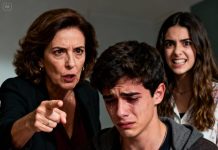 Mis padres me obligaron a dejar la universidad para pagar la carrera de medicina de mi hermana. Mi madre me dijo: “Ella es lo primero. Deja la universidad y apóyala”. Mi hermana se burló de mí: “De todas formas, alguien como tú no debería estar en la universidad”. Firmé la baja llorando. Meses después, mi abuelo me llamó: “He estado depositando tu matrícula todos los años… ¿por qué no la has usado?