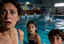 Mi hermana me pidió que cuidara a su sobrina mientras estaba de viaje de negocios. La llevé a la piscina con mi hija para que se divirtieran un rato. Mientras la ayudaba a ponerse el bañador, mi hija gritó: ¡No! ¡Mira tu hombro! Se me heló la sangre. No nos metimos en la piscina. Llamé inmediatamente a la policía