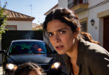 Mi esposo acababa de salir de casa para un viaje de negocios, cuando mi hija de seis años susurró: “Mami… tenemos que irnos. ¡Ahora mismo!”. Pregunté: “¿Qué? ¿Por qué?”. Temblando, dijo: “No hay tiempo. Tenemos que salir de esta casa inmediatamente”. Agarré mi bolso y me dirigí a la puerta, y ahí fue cuando sucedió