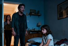 Fui a casa de mi sobrina de seis años. En una habitación sucia, encontré a una niña esposada a la cama, llena de moretones, sucia y silenciosa. Temblando, llamé a mi hijo. Me dijo: «Ya no vivimos ahí. ¿Quién es?». Esa noche, me escondí cerca. Cuando alguien entró en la casa, vi quién era y me quedé sin palabras.