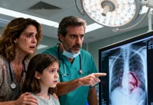 Mi hija de 10 años había estado enferma desde pequeña y necesitaba cirugía. Sin embargo, durante la operación, el médico notó algo muy inusual y dijo con expresión seria: “Lo que encontramos dentro del cuerpo de su hija es…”. En cuanto apareció la radiografía en la pantalla, mi esposo palideció