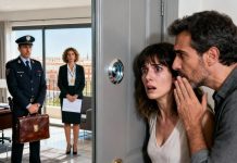 Cuando falleció mi suegra, mi esposo se negó a asistir a su funeral. “¿Por qué? Es la última despedida de tu madre”, no lo entendía. “Quédate en casa. Confía en mí”, dijo con una mirada seria, sin dejarme otra opción. Justo en el momento del funeral, sonó el timbre. Mi esposo susurró: “No abras la puerta. Solo mira por la mirilla”. En cuanto miré, se me quedó el cuerpo paralizado.