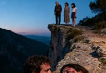 Durante una excursión familiar, mis padres y mi hermana nos empujaron inesperadamente a mi esposo y a mí por un precipicio. Mientras yacía allí, dolorida e incapaz de moverme, mi esposo susurró: “No te muevas… solo finge que estás muerta”. Nos quedamos quietos, conteniendo la respiración. Después de que se fueron, la verdad que mi esposo me reveló me dejó sin palabras