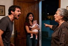 Mi esposo gritó: “¡No necesitamos una hija!”. Y mi suegra dijo: “¡Váyanse de inmediato!”. Después de vivir un tiempo en un refugio temporal con mi hija pequeña, un día llegó la policía y me dijo: “¡Vuelvan a casa inmediatamente!”. Cuando escuché la razón, me quedé sin palabras de horror…