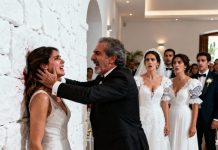 Mi padre le dio mi casa a mi hermana justo en su boda. Le dije que no. Inmediatamente me golpeó la cabeza contra la pared delante de todos. No tenía ni idea de que un invitado estaba transmitiendo en vivo. Esa noche, 5 millones de personas me vieron sangrar. Ese fue el final de su vida, y el comienzo de la mía…