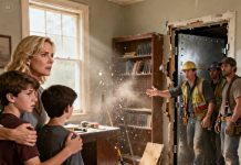 Un año después de que mi esposo falleciera, contraté a un equipo para renovar su antigua oficina. Justo cuando llegaba a la iglesia, el contratista llamó y dijo: “Señora, necesita venir a ver de inmediato lo que acabamos de descubrir. Y por favor, no venga sola. Traiga a sus dos hijos.” Le pregunté por qué, pero se negó a explicarlo. Cuando llegamos, mi corazón casi se detuvo…