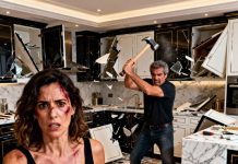 Llegué temprano del trabajo y encontré a mi padrastro destrozando mi cocina de 90.000 dólares a martillazos, mientras el equipo de mi hermana desmantelaba todos mis armarios de diseño personalizado. Cuando intenté detenerlos, me dio un puñetazo en pleno salón. Pero lo que hice después les costó todo.