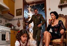 La niña estaba arrodillada en el suelo, con sus manitas rojas y doloridas. Su madrastra, imponente, la dominaba gritando: “¡Límpialo! ¡Si no terminas, no comes!”. Agotada, la niña se desplomó, jadeando. De repente, la puerta se abrió de golpe. Su padre, un soldado, había llegado a casa antes de lo esperado. Se quedó paralizado y rugió: “¡Mi hija…! ¿Quién le hizo esto?”. La madrastra palideció y la niña susurró: “¡Papá… me duele…”. Y la furia del padre empezó a crecer.