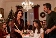 En Nochebuena, mi madre le dio a mi hija un trapeador sucio delante de veinte invitados y mi esposa. “Aquí comen gratis, así que empiecen a limpiar”, dijo con una sonrisa triunfal. La hija de mi hermana intervino: “Eso es justo lo que te mereces, Sophia”. Esa noche, hicimos las maletas y nos fuimos. Pero lo que hice al día siguiente puso a toda la familia patas arriba..