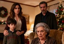 En Nochebuena, llevé a mi hijo de seis años a casa de mi abuela. Mi madre abrió la puerta, me miró de arriba abajo y dijo con frialdad: «Vete. No hay sitio para ti». Así que me di la vuelta sin decir palabra. Diez minutos después, mi abuela me llamó con la voz temblorosa de furia: «Vuelve. Ya». Y lo que pasó al volver a cruzar esa puerta… dejó a mis padres y a mi hermano paralizados