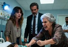 Mi hija de cinco años luchaba por su vida en la unidad de cuidados intensivos tras una terrible caída cuando mis padres llamaron: “Esta noche es el cumpleaños de tu nieta. ¡No nos dejes quedar mal! Ya enviamos la factura, transfiere el dinero ahora”. Grité: “¡Papá, mi hija está a punto de morir!”. Él respondió con frialdad: “Saldrá adelante”. Cuando les rogué que visitaran a mi hija, colgaron. Una hora después, irrumpieron en la unidad de cuidados intensivos gritando: “¡La factura no está pagada, ¿qué esperan? La familia es lo primero, ¿recuerdan?”. Cuando me negué rotundamente, mi madre corrió hacia mí, le arrancó la máscara de oxígeno de la cara y gritó: “¡Se acabó! ¡Está muerta, vengan con nosotros!”. Me quedé paralizada, temblando desconsoladamente, e inmediatamente llamé a mi esposo. En cuanto entró y vio lo que habían hecho, su siguiente acción dejó a todos en la habitación sin palabras