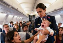 Llevaba a mi bebé de tres meses en un vuelo de regreso a casa para reunirme con mi esposo cuando la azafata anunció que el avión tenía exceso de capacidad. Toda la cabina quedó en silencio, hasta que mi bebé empezó a llorar. “Tu hijo hace mucho ruido”, espetó. “Tienes que bajar del avión”. Antes de que pudiera reaccionar, me arrancó a mi bebé de los brazos y me obligó a bajar del avión. Estaba temblando, solo pude hacer una llamada: “Vuelo 302… regrese”. Cinco minutos después…
