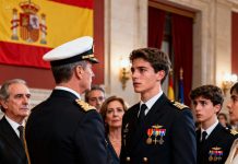 Mi familia les contó a todos que había desertado de la Academia Naval. Me quedé allí viendo a mi hermano recibir su ascenso… Entonces, su comandante me miró fijamente a los ojos y preguntó: «Coronel… ¿usted también está aquí?». Todos guardaron silencio. Mi padre se quedó paralizado, y su sonrisa desapareció.