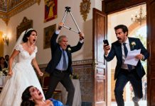 Durante la boda de mi hermana mayor, estaba embarazada de nueve meses, radiante y daba cada paso con cautela. De repente, me empujó con fuerza. Tropecé, caí al suelo y sentí la cálida oleada del líquido amniótico rompiéndose. La sala estalló en exclamaciones, pero en lugar de ayudarme, gritó: “¡Estás arruinando mi boda! ¡Siempre lo arruinas todo!”. El rostro de mi padre se contorsionó de rabia. Agarró el trípode y me lo estrelló en la cabeza. La sangre me nubló la vista mientras gritaban: “¡Estás avergonzando a nuestra familia!”. Entonces la puerta se abrió de golpe. Mi esposo entró, agarrando algo que hizo que toda la habitación se quedara en silencio