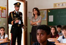 “Mi papá trabaja en el Pentágono”, susurró el chico negro. La risa estalló de inmediato. La maestra se cruzó de brazos y dijo con desprecio: “¿De verdad crees que nos creemos esa fanfarronería?”. El chico guardó silencio, con los ojos brillantes. Diez minutos después, el eco de unas pesadas botas militares resonó en el pasillo. Un oficial de alto rango entró en el aula, con su identificación militar reluciendo en la mano. Miró a su alrededor y dijo con severidad: “¿Quién llamó mentiroso a mi hijo.