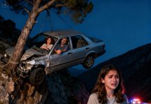 Mi hija había cortado los frenos. Cuando el coche se deslizó por el precipicio, sobrevivimos solo porque se enganchó en un árbol solitario. Estaba a punto de gritar pidiendo ayuda, pero mi marido susurró débilmente: «Hazte la muerta. No hagas ruido». Afuera, oímos a nuestra hija llamar a los servicios de emergencia, sollozando histéricamente y rogándoles que vinieran a salvarnos. A mi marido se le quebró la voz al agarrarme la mano. «Lo siento… todo esto es culpa mía»