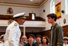 Mi familia les contó a todos que había desertado de la Academia Naval. Me quedé allí viendo a mi hermano recibir su ascenso… Entonces, su comandante me miró fijamente a los ojos y preguntó: «Coronel… ¿usted también está aquí?». Todos guardaron silencio. Mi padre se quedó paralizado, y su sonrisa desapareció.