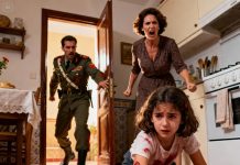 La niña estaba arrodillada en el suelo, con sus manitas rojas y doloridas. Su madrastra, imponente, la dominaba gritando: “¡Límpialo! ¡Si no terminas, no comes!”. Agotada, la niña se desplomó, jadeando. De repente, la puerta se abrió de golpe. Su padre, un soldado, había llegado a casa antes de lo esperado. Se quedó paralizado y rugió: “¡Mi hija… quién le hizo esto!”. La madrastra palideció, y la niña susurró: “¡Papá… me duele!”. Y la furia del padre empezó a crecer..