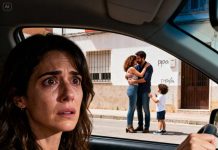 Mi esposo nos dio un beso de despedida a nuestro hijo y a mí y dijo que tenía que irse temprano por un viaje de negocios. Lo llevé al aeropuerto; todo parecía completamente normal, hasta que mi hijo de cinco años me tiró de la manga y susurró: «Mamá… deberías vigilar a papá». Se me encogió un poco el corazón. Me quedé en el estacionamiento, con la vista fija en la entrada. Unos minutos después, en lugar de dirigirse a las puertas de embarque, salió directamente y se subió a un taxi. Lo seguí en silencio. Cuando el taxi se detuvo, lo que vi me congeló la sangre en las venas