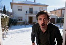 En La Tienda, Pagué Las Compras De Una Mujer Anciana. Ella Se Inclinó Hacia Mí Y Susurró: “Cuando Tu Hijo Salga, No Toques La Nieve Del Jardín”. Me Reí, Pero Recordé Sus Palabras. A La Mañana Siguiente, Al Salir Al Porche, Lo Que Vi Casi Me Hizo Desmayarme.