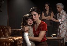 En una reunión familiar, vi a mi hija de cuatro años acurrucada en un rincón, sollozando, con la mano doblada en un ángulo antinatural. Mi hermana se burló: «Solo está siendo dramática». Cuando corrí hacia ella, me apartaron y me dijeron que me calmara. Recogí a mi hija y me fui. En el hospital, el médico fue directo: una fractura. A la mañana siguiente, mi madre llamó a mi puerta, rogándome que pensara en el futuro de mi hermana…