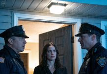 I used to believe that being rejected by my family was the worst thing that could happen. They spent my medical funds to indulge my sister, and my mother said without emotion, “You must sacrifice.” I walked away from everything. My aunt simply smiled and said, “Just wait and see.” Ten years later, I opened my door on a rainy night to find the police standing there. And then I realized — in the end, people always pay for what they sow.