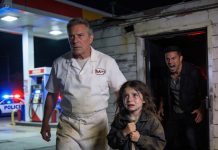 Durante la audiencia de divorcio, mi esposo se sentó con las piernas cruzadas, presumido: “Nunca volverás a tocar mi dinero”. Su amante intervino: “Así es, cariño”. Su madre sonrió con suficiencia: “No se merece ni un centavo”. El juez abrió la carta que le había enviado antes del juicio, la leyó unos segundos… y luego se echó a reír. Ladeó la cabeza y susurró: “Oh… esto sí que es interesante”. Sus caras palidecieron al instante. No tenían ni idea… esa carta ya había acabado con su juego.